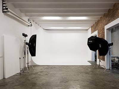 Photo of the Headshots Studio 'Cadàver Exquisit | Alquiler Estudio Fotográfico Barcelona'
